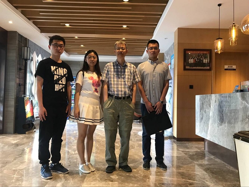 王健教授与拟赴港交流学生合影